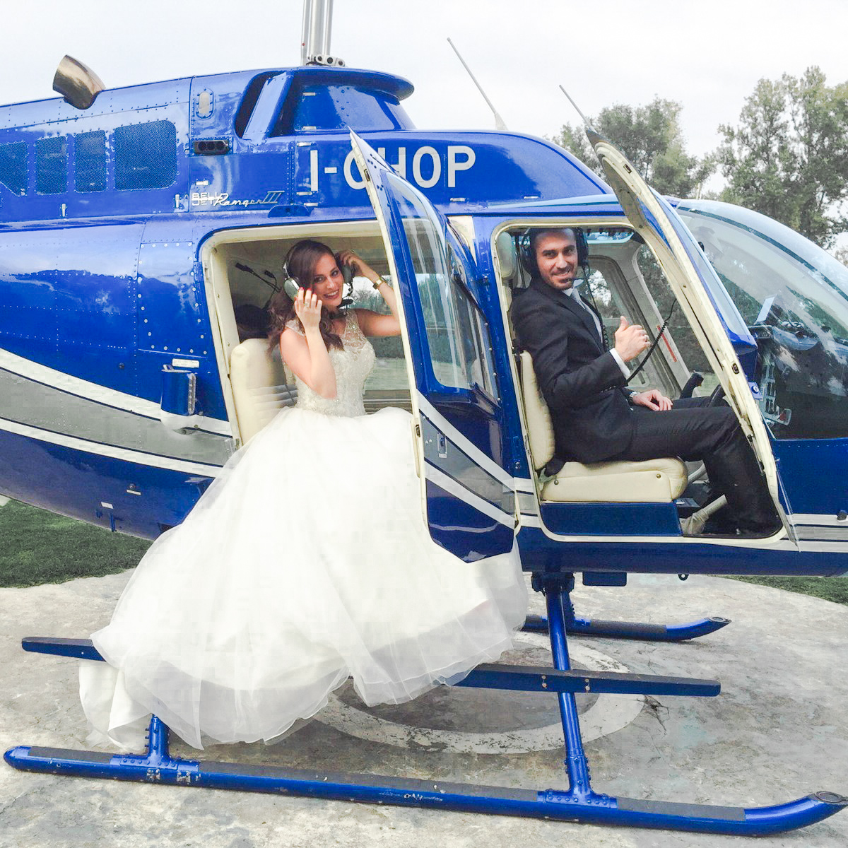 Elicottero che atterra con sposa