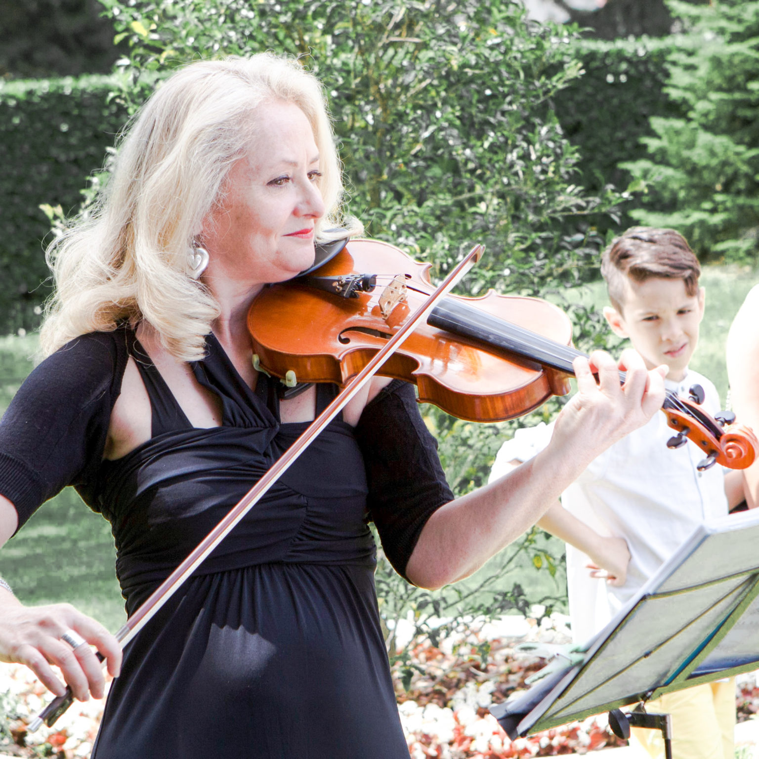 Violinista donna si esibisce durante un matrimonio