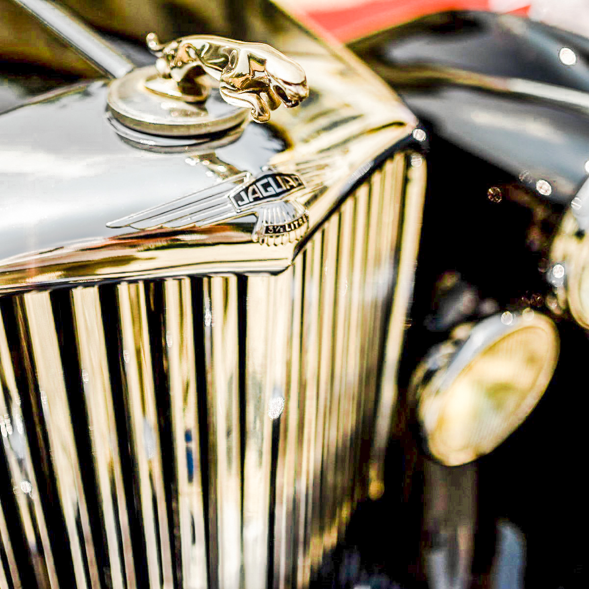 Dettaglio frontale auto d'epoca
