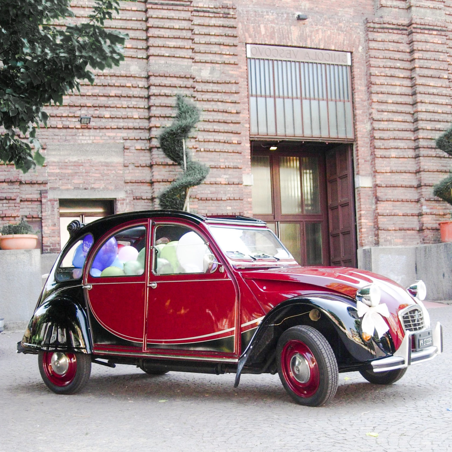 AUto d'epoca charleston nera e bordeaux