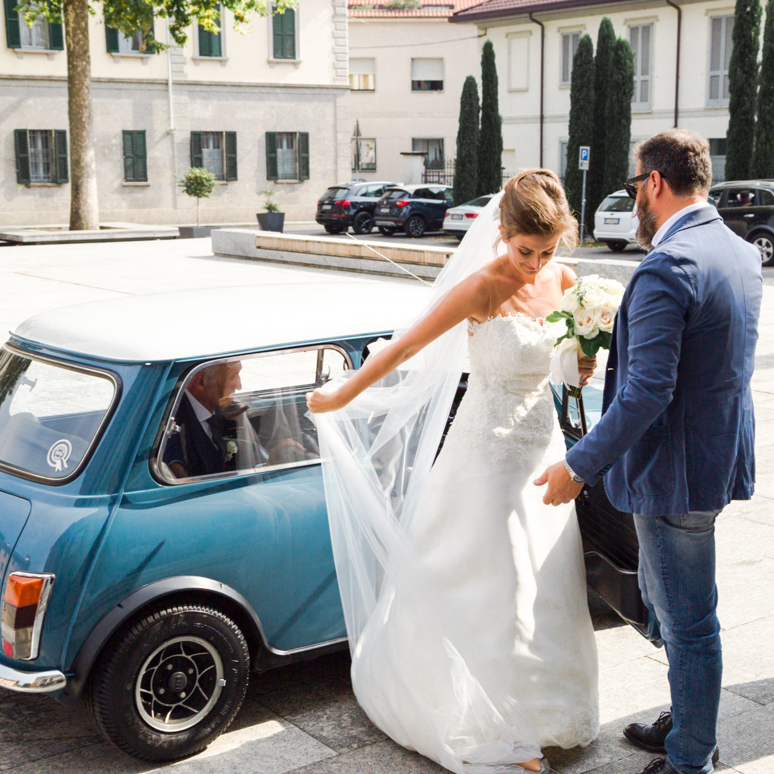 sposa che arriva in chiesa