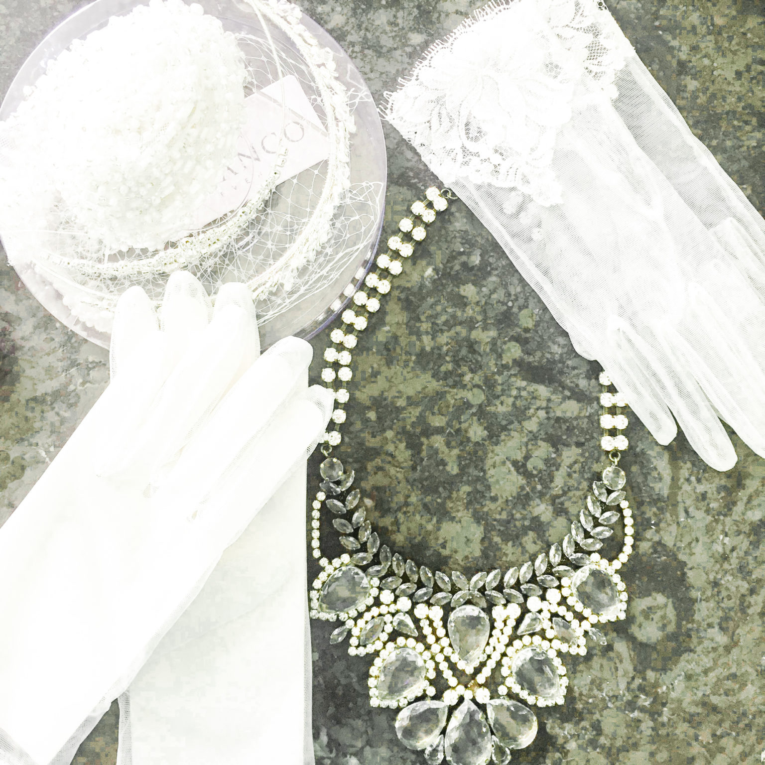 accessori sposa: guanti, collana e coroncina