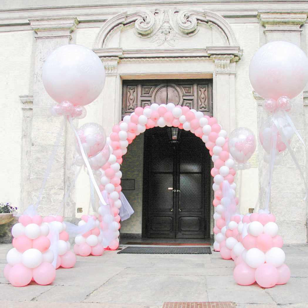 ingresso chiesa allestito per battesimo