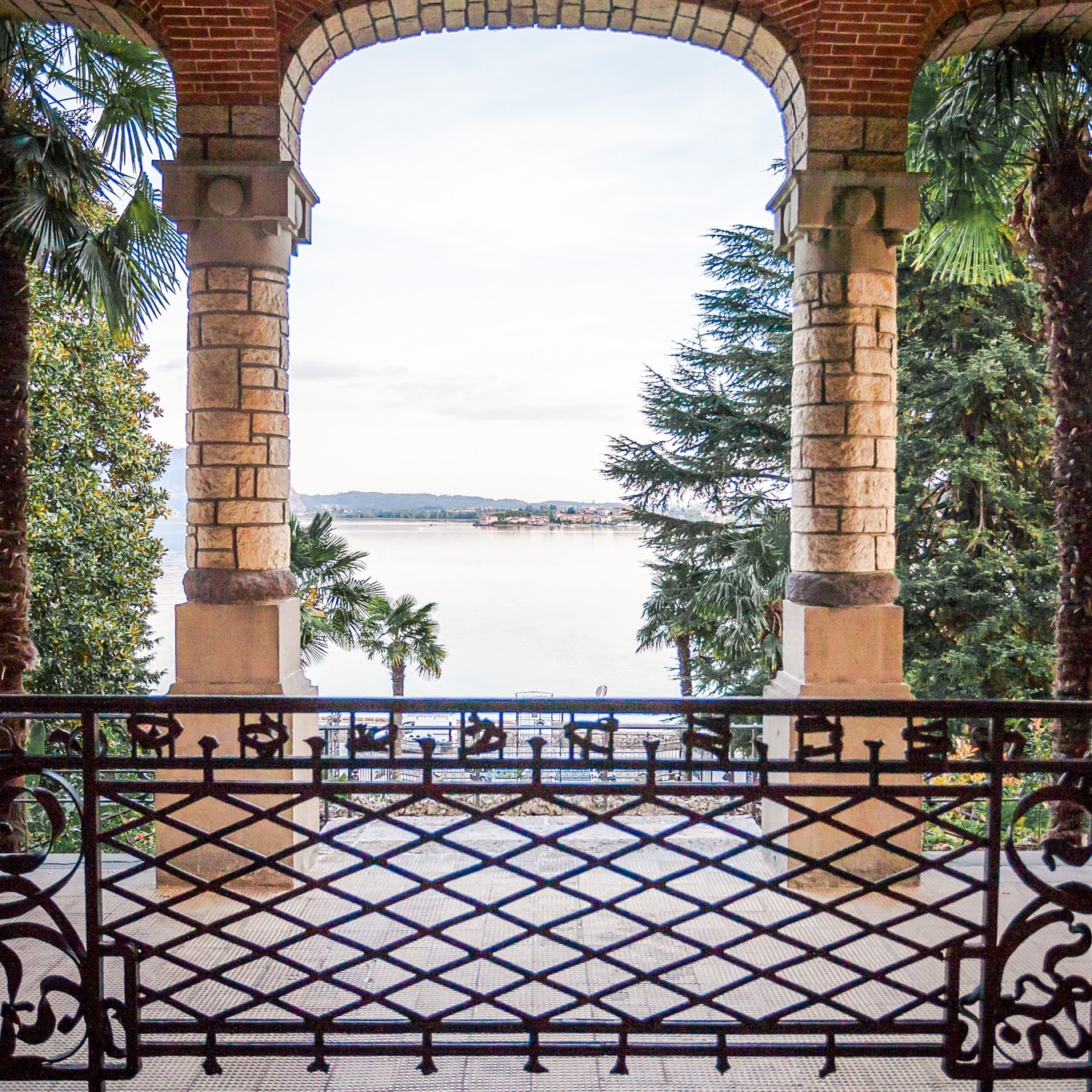 Porticato sul lago di Villa Surre