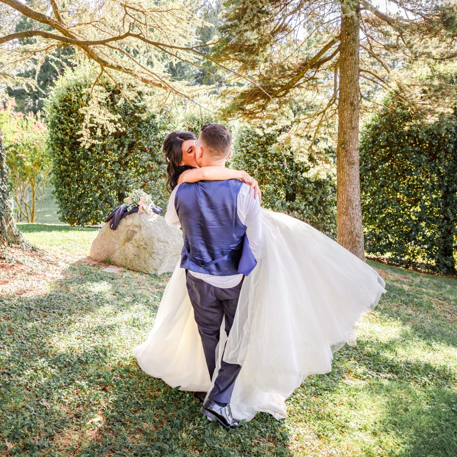 coppia danzante in giardino