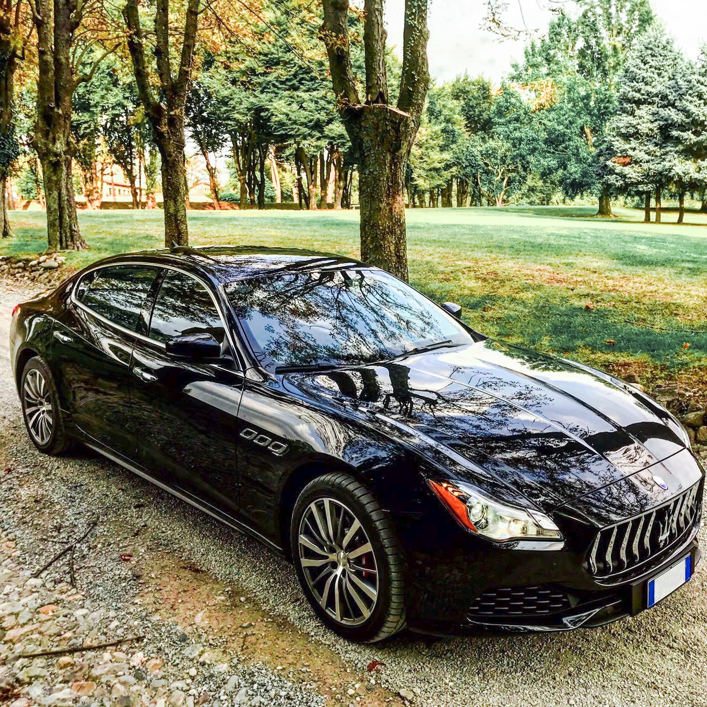 Auto moderna maserati 4 porte nera