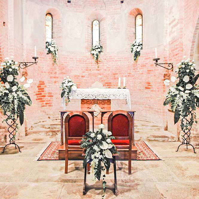 allestimento fiori per altare chiesa