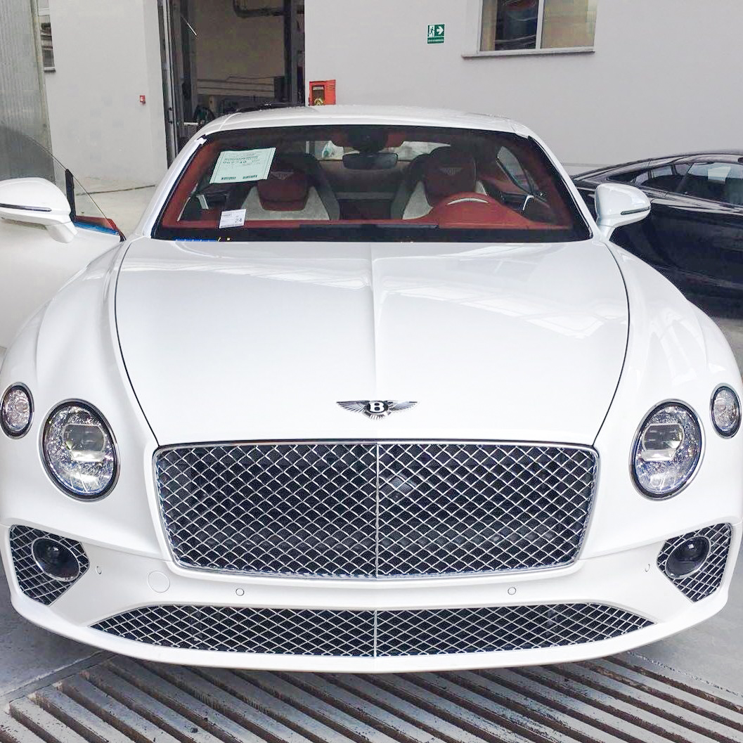 AUto moderna bentley continental