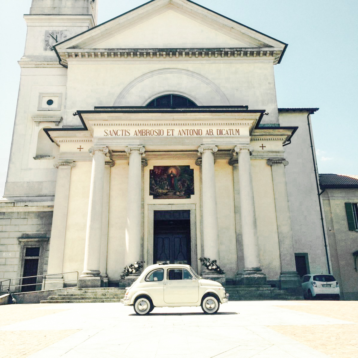 FIat 500 color panna parcheggiata davanti al'entrata della chiesa