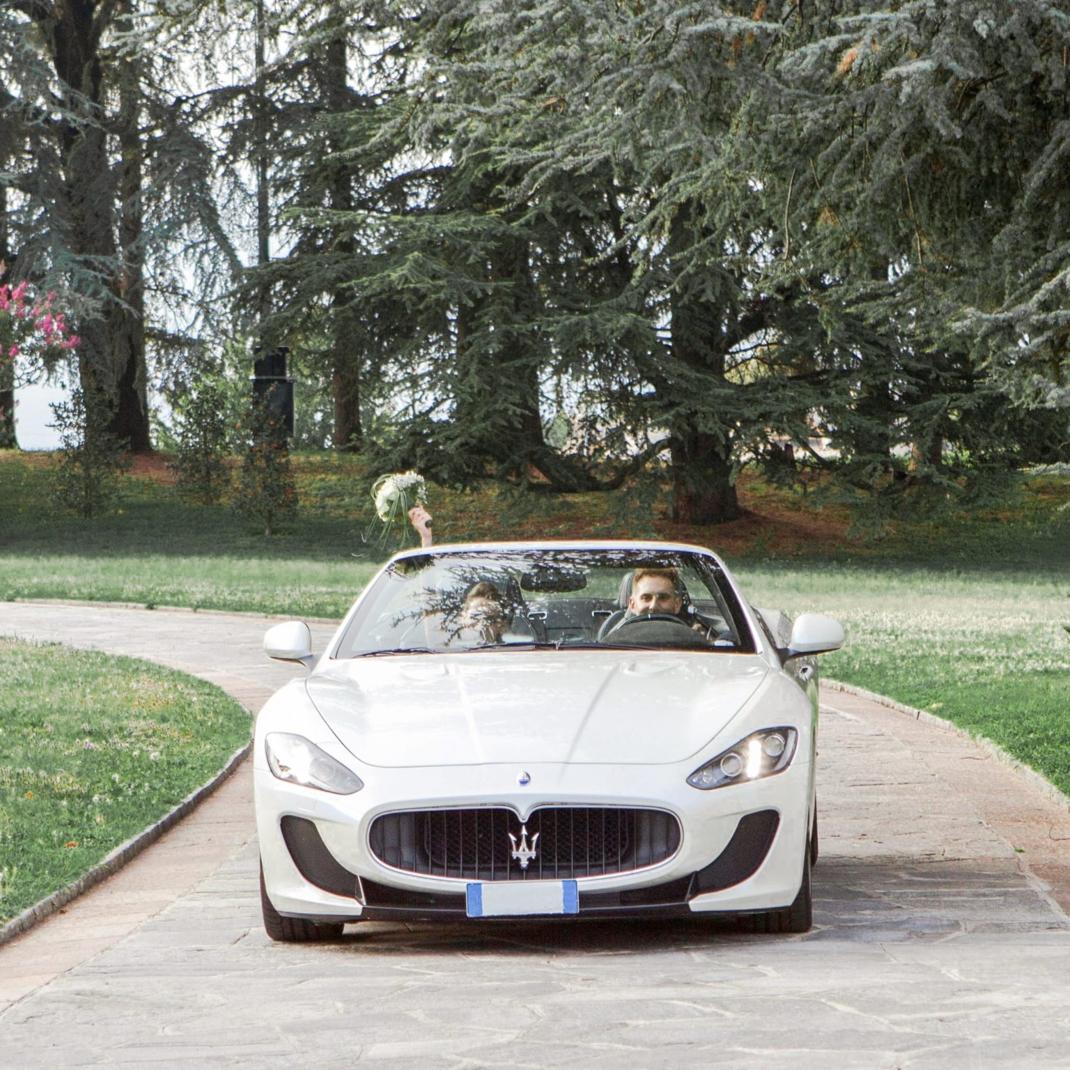 auto moderna maserati grancabrio con coppia di sposi