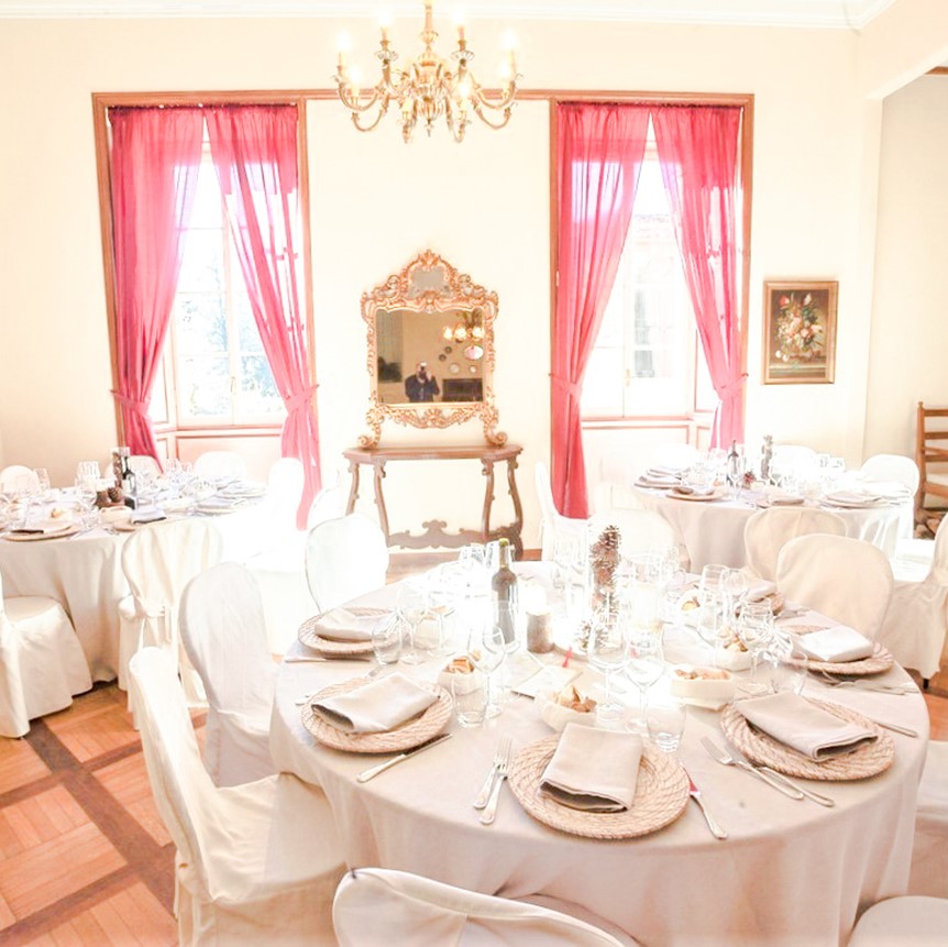 sala con tende rosse e mise en place nuziale