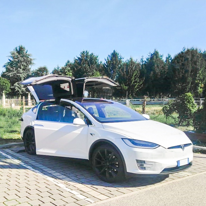 Auto moderna tesla