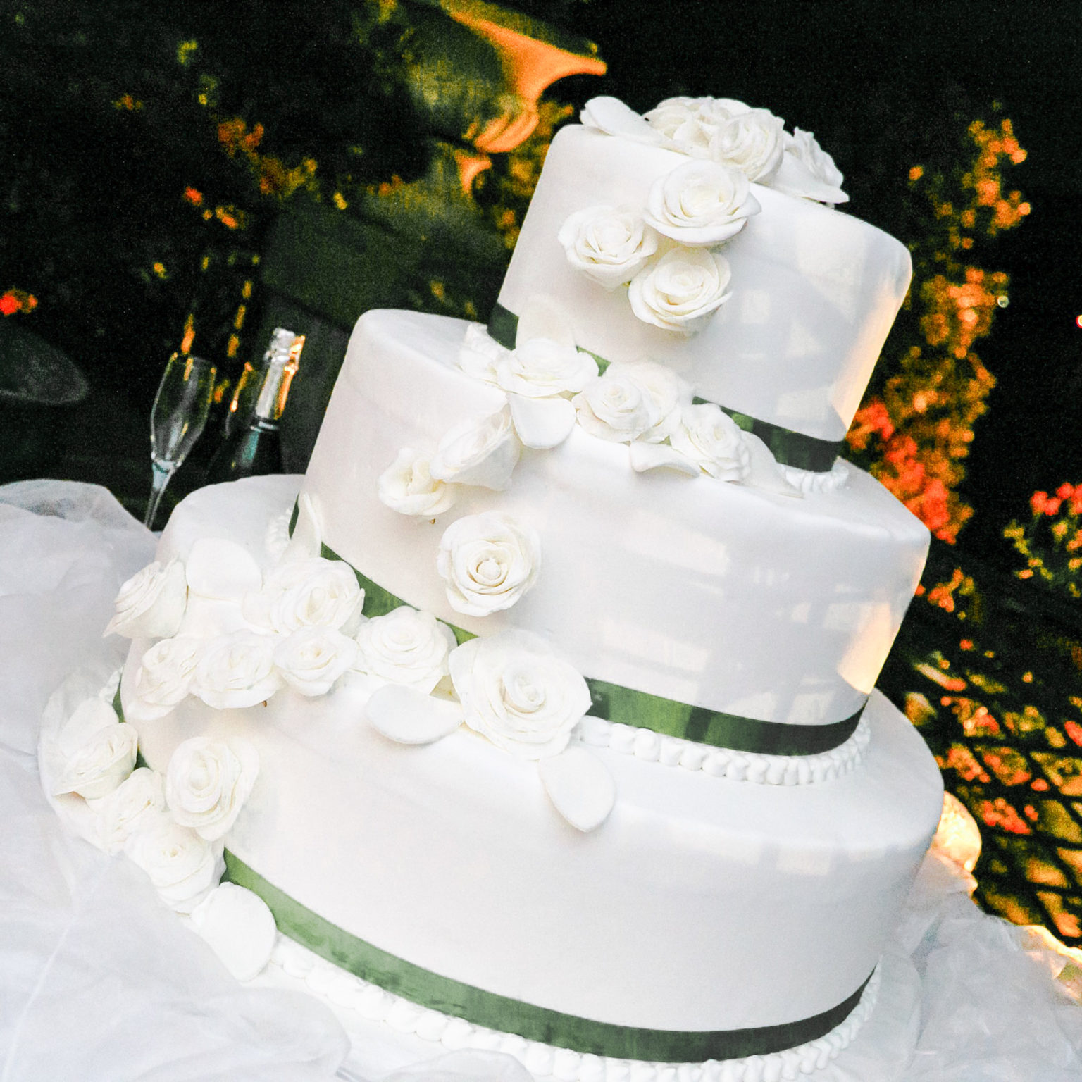 Torta nuziale bianca con decori bianchi e verdi