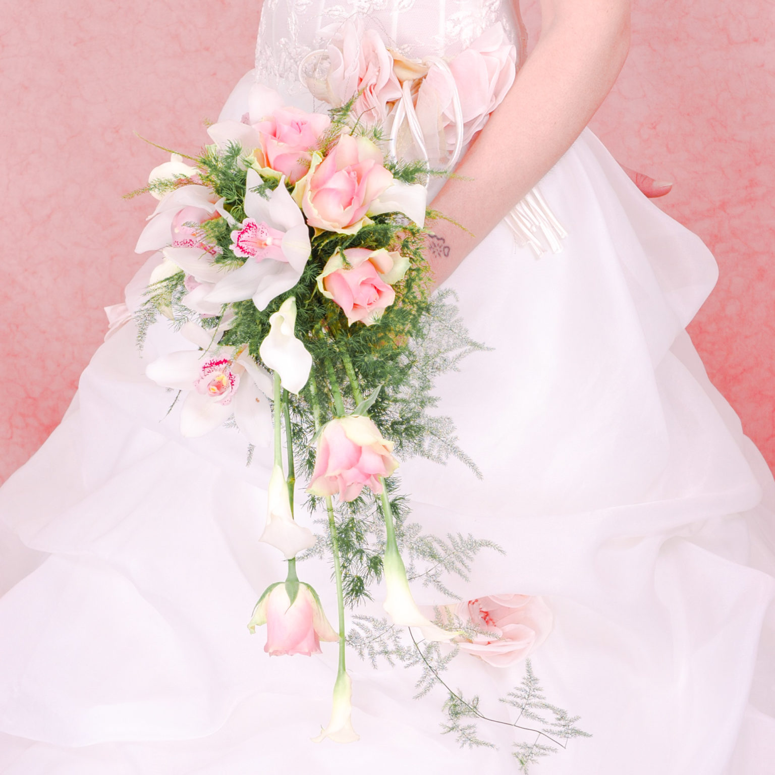 Bouquet cascante con rose rosa
