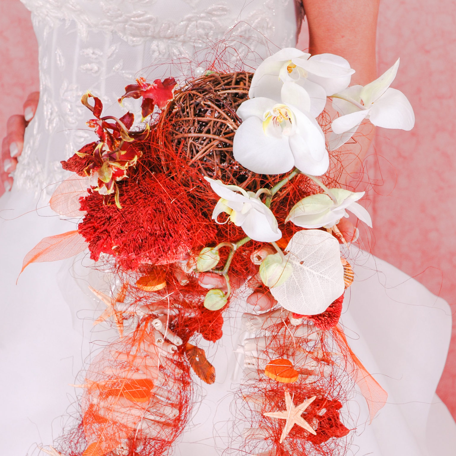 bouquet marino con orchidee e conchiglie