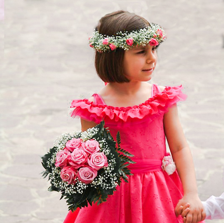 damigella con coroncina di fiori e bouquet rosa